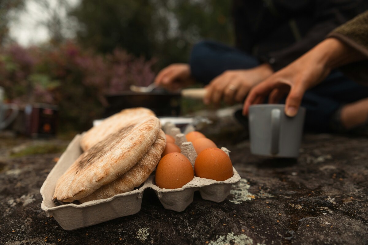 食材費を抑えるシンプルなキャンプ朝食：ピタパンと卵
