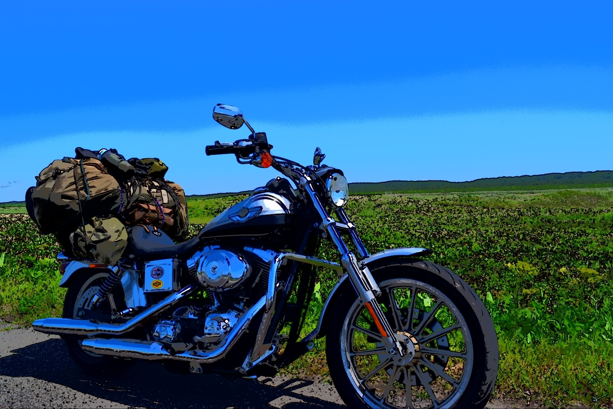 収納サイズを確認した荷物を積んで旅をするバイクのイメージ