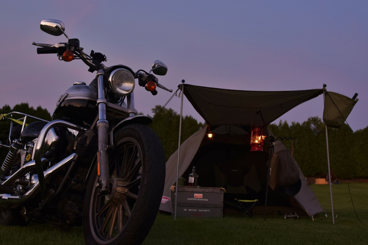 テントとバイクでキャンプツーリングをするイメージ