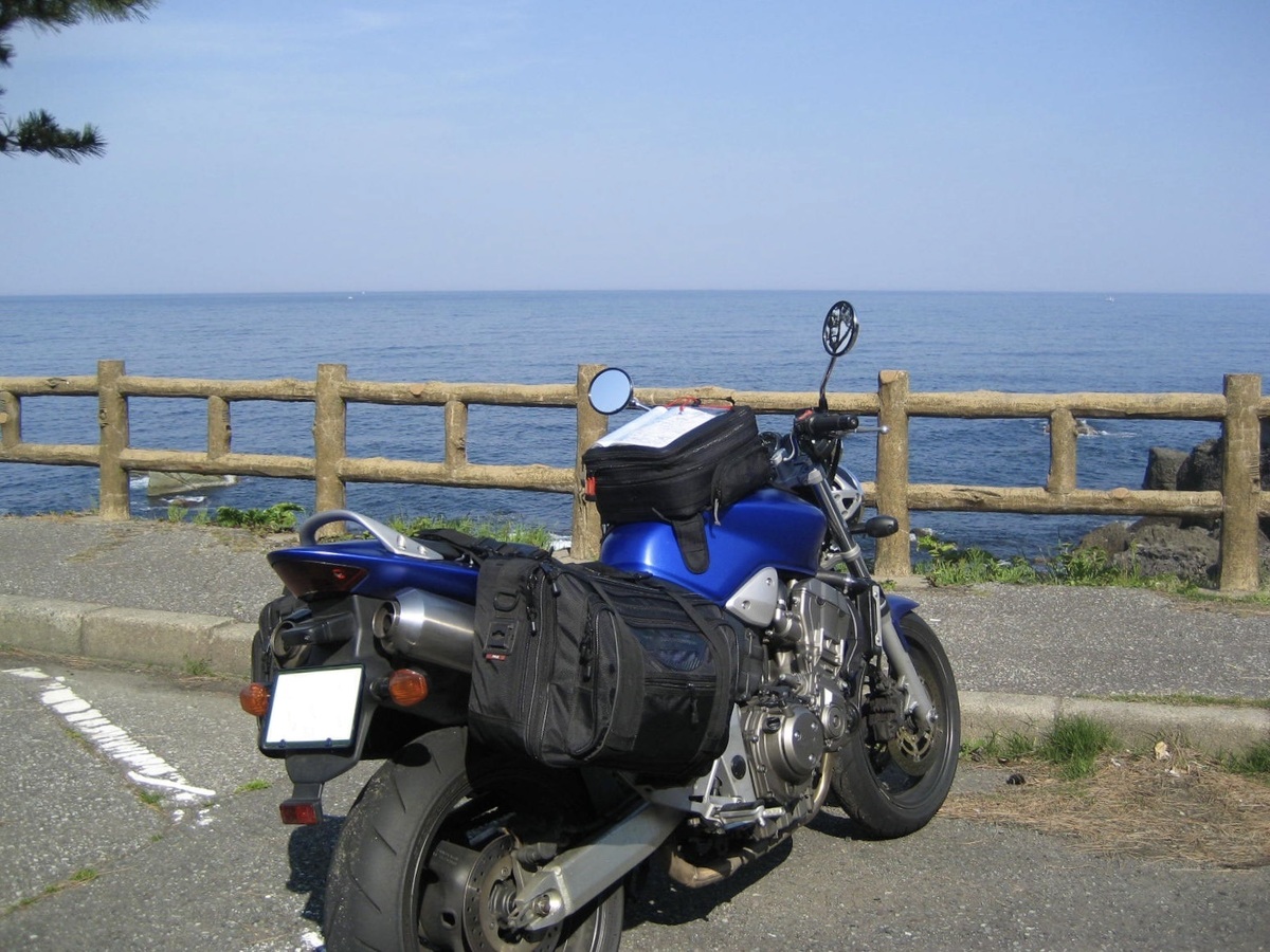 荷締めベルトで荷物を固定したバイクのイメージ