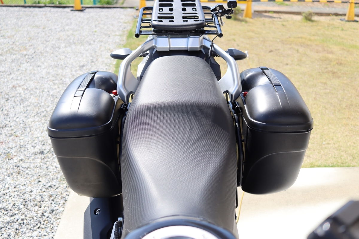 キャンプ道具を分けて収納するバイクのサイドバッグのイメージ