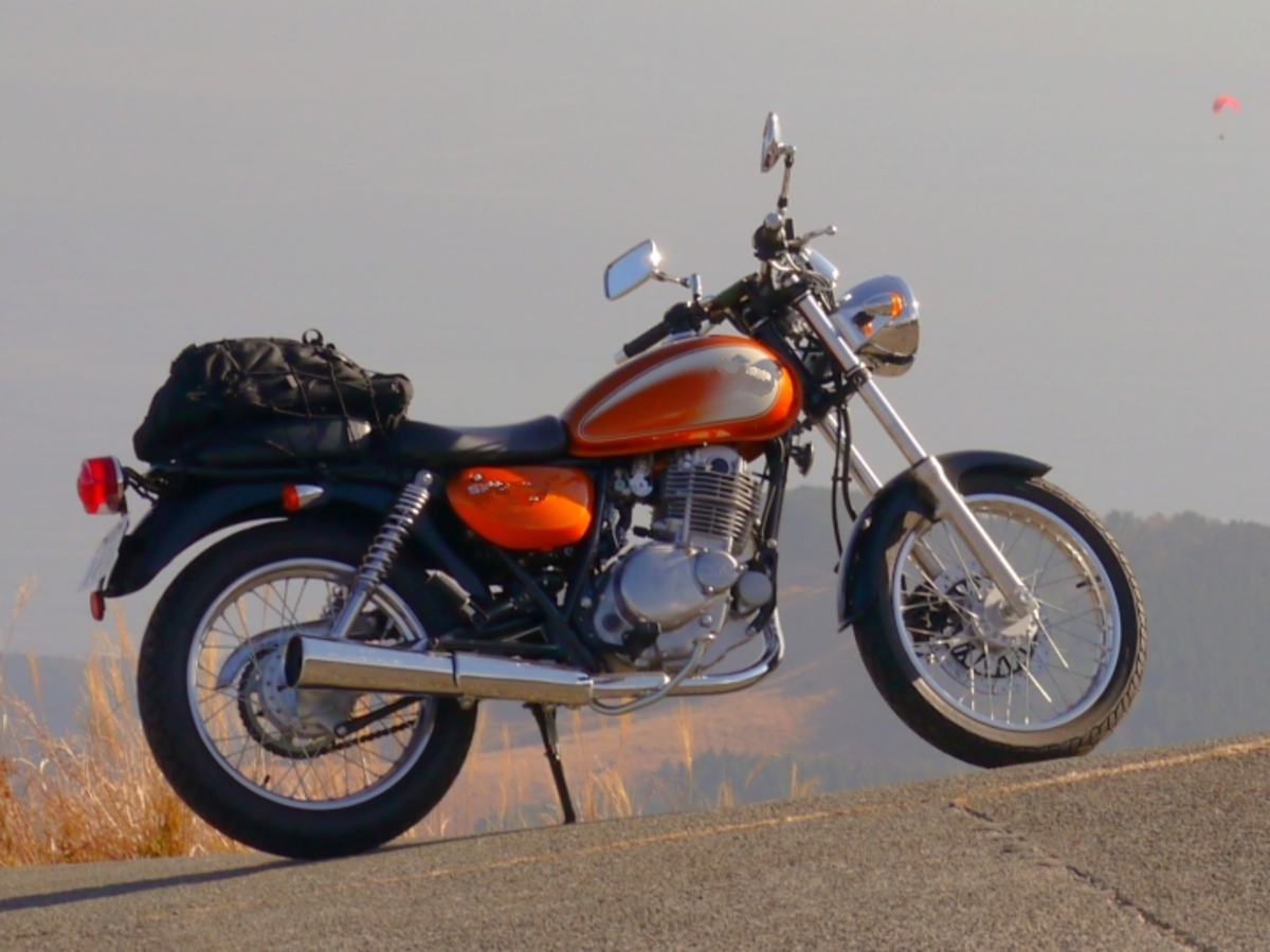 積載制限を守ってバイクに荷物を積載するイメージ