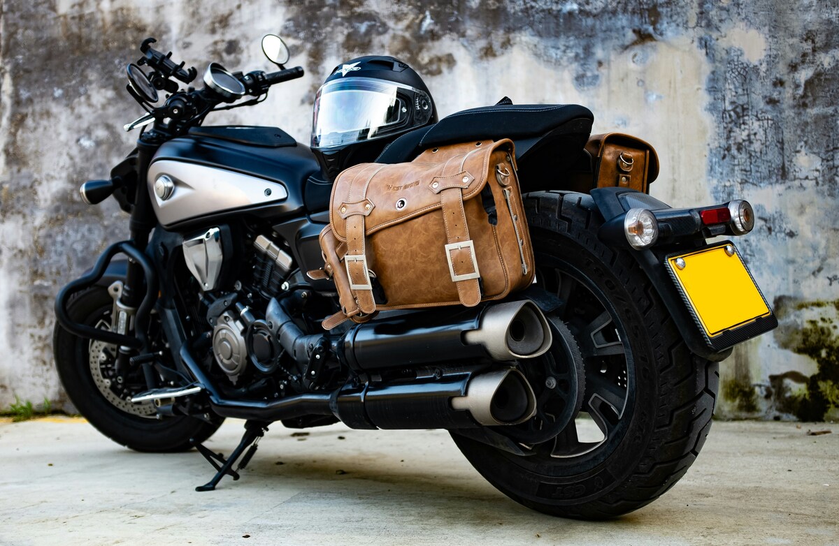 キャンプツーリングの持ち物を積んだバイクのイメージ