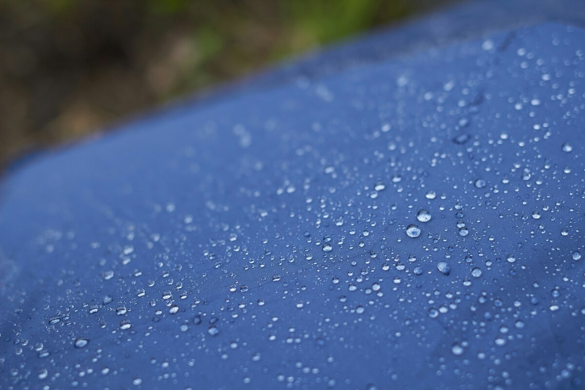 荷物の仮置きや雨よけに使う防水シートのイメージ