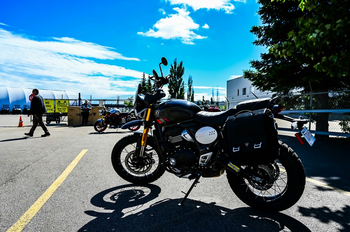 旅のスタイルに合わせて荷物を積んだツーリング中のバイクのイメージ