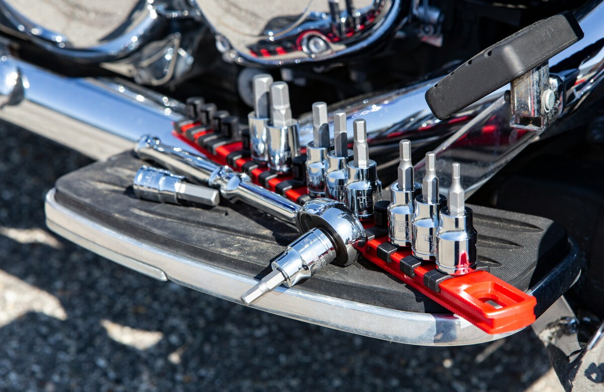 旅先のバイクトラブルに備えて点検するエンジン周りのイメージ