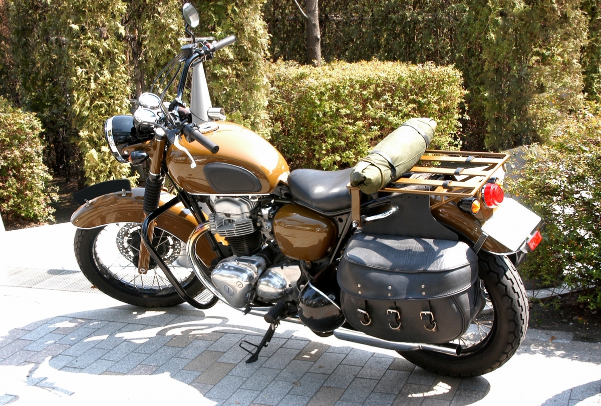 左右のサイドバッグにバランスよく荷物を積んだバイク旅のイメージ