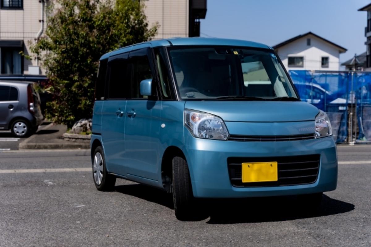 軽自動車にチャイルドシートを設置するイメージ
