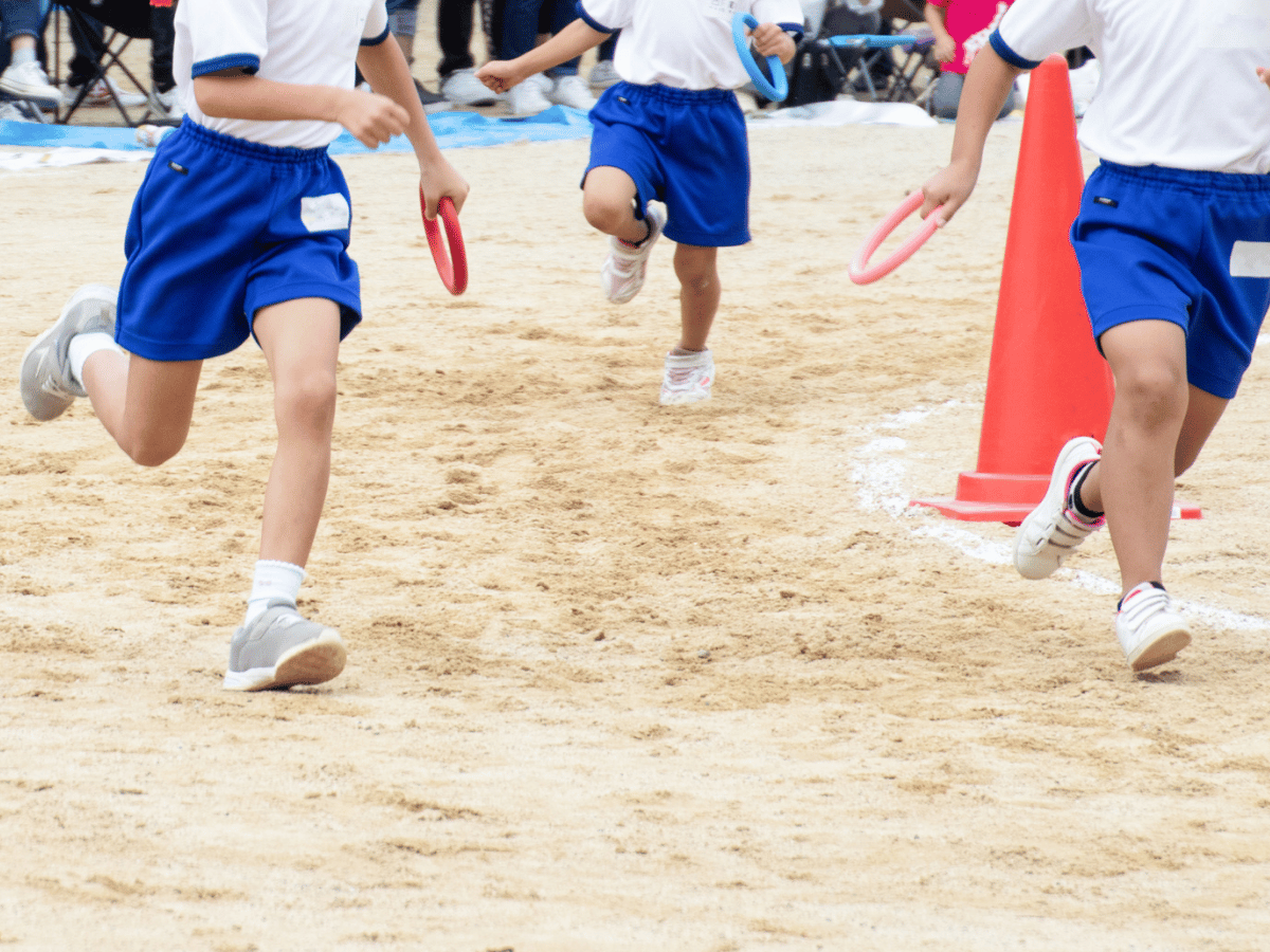 光学ズームで遠くの子どもを大きく撮影するイメージ
