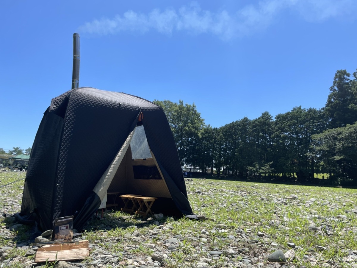 屋外に設営した持ち運び可能なテントサウナ