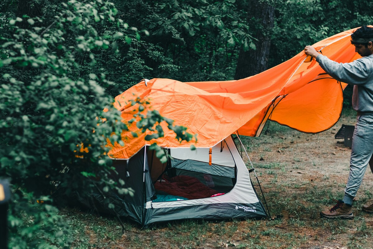 キャンプで雨や日差しを避ける屋根付きスペースのイメージ