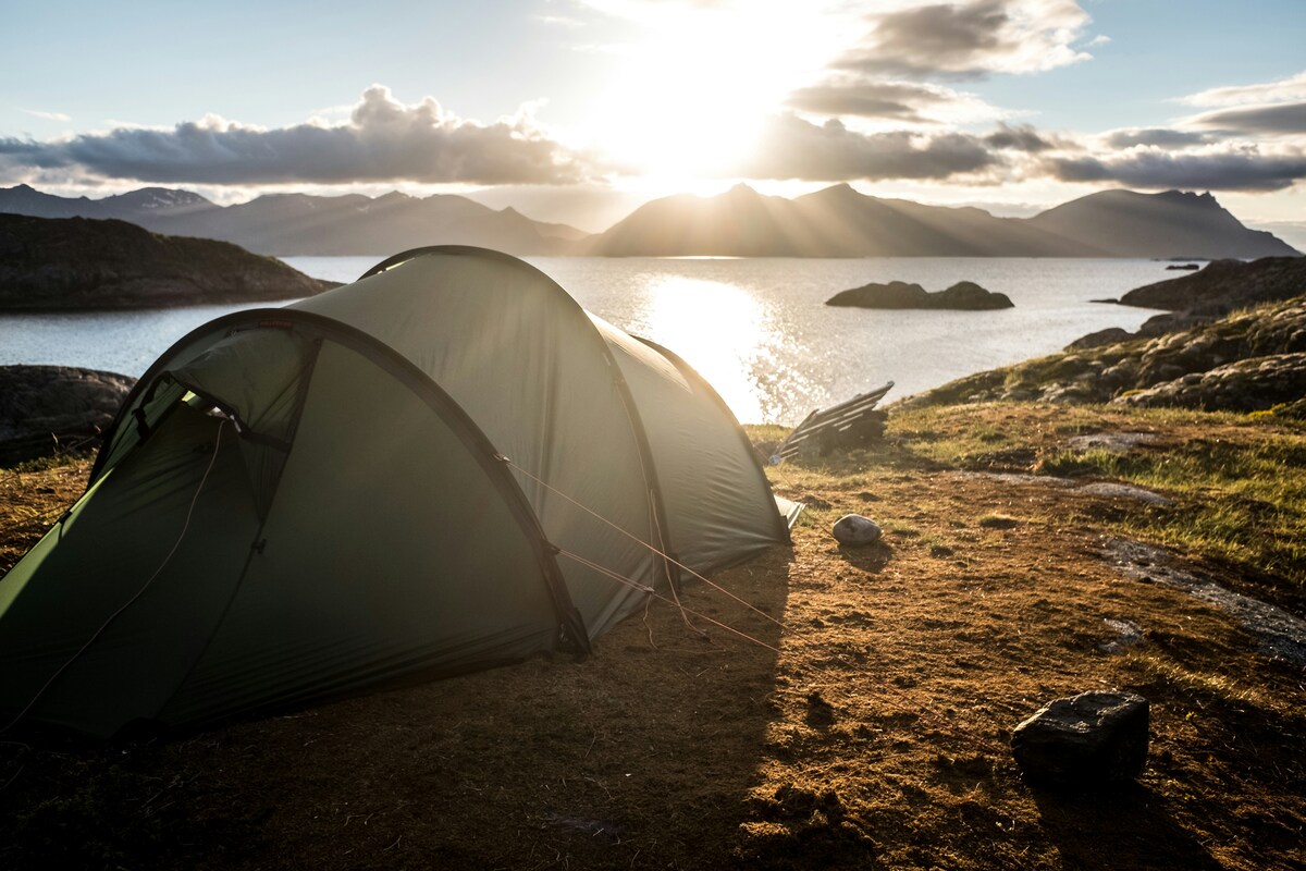 泊数に合わせて持ち物を調整するキャンプで山の上に張ったテントのイメージ