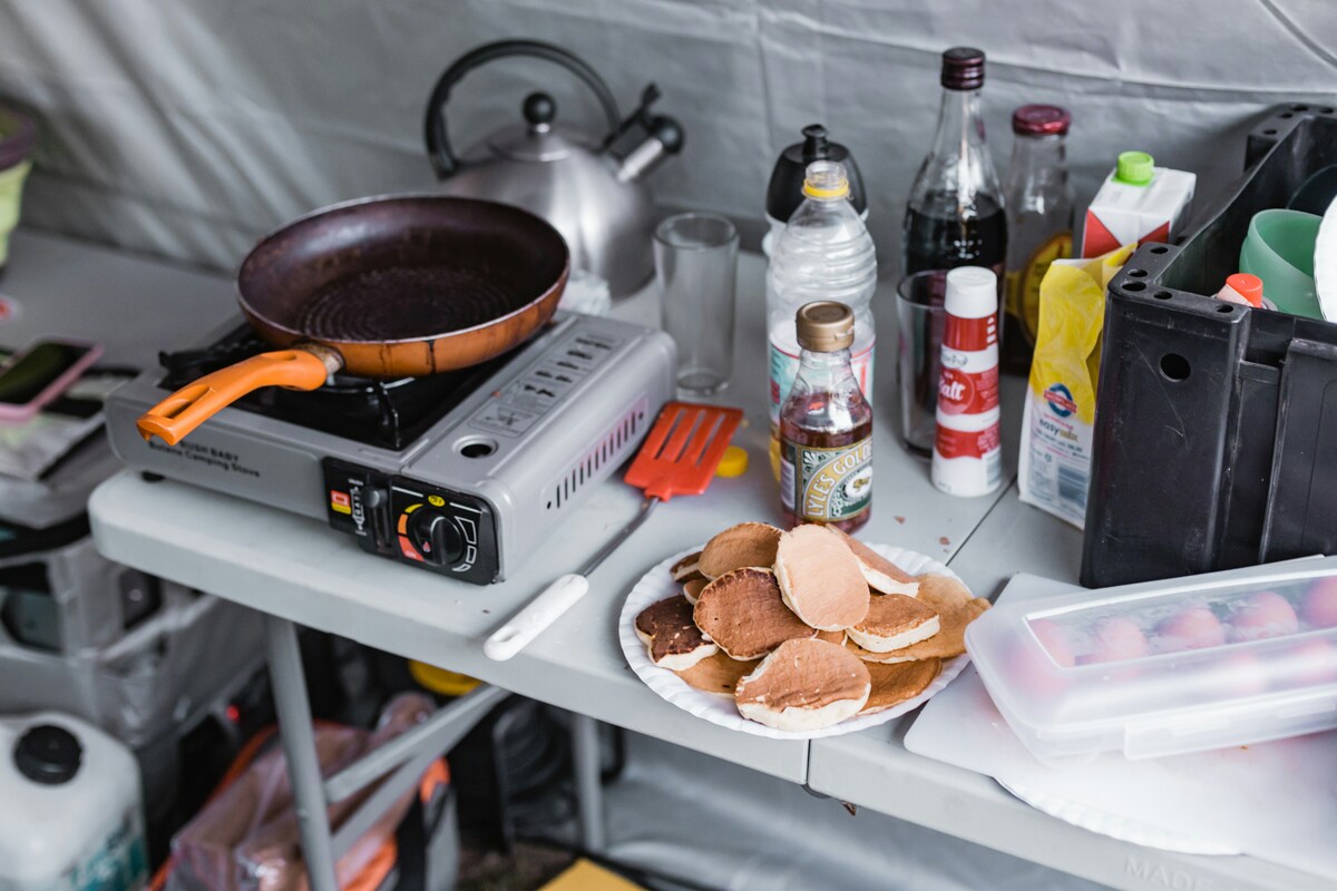 使う予定のない調理器具を見直すキャンプ料理のイメージ