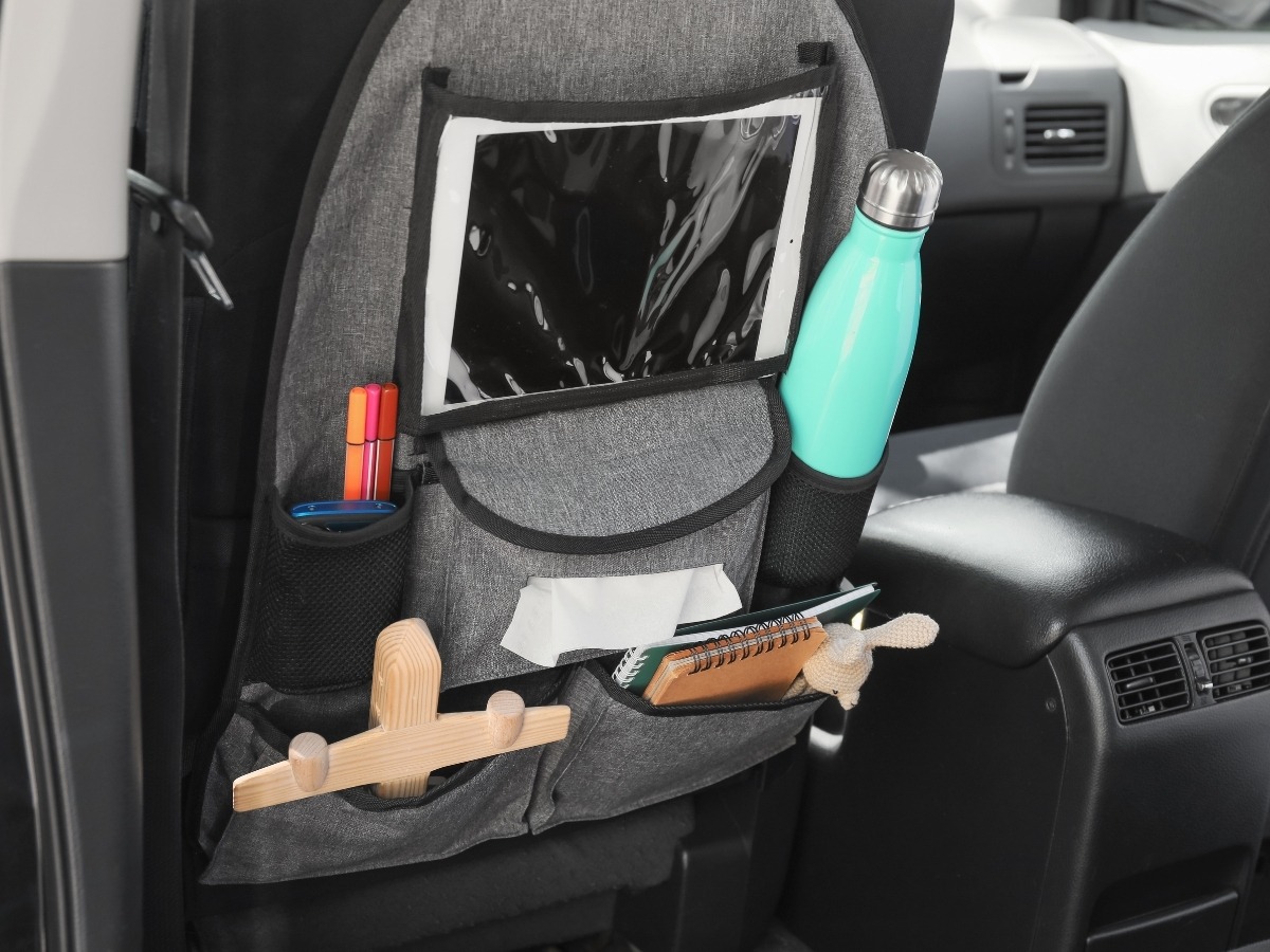 狭い車内を整理するミニテーブルと収納用品