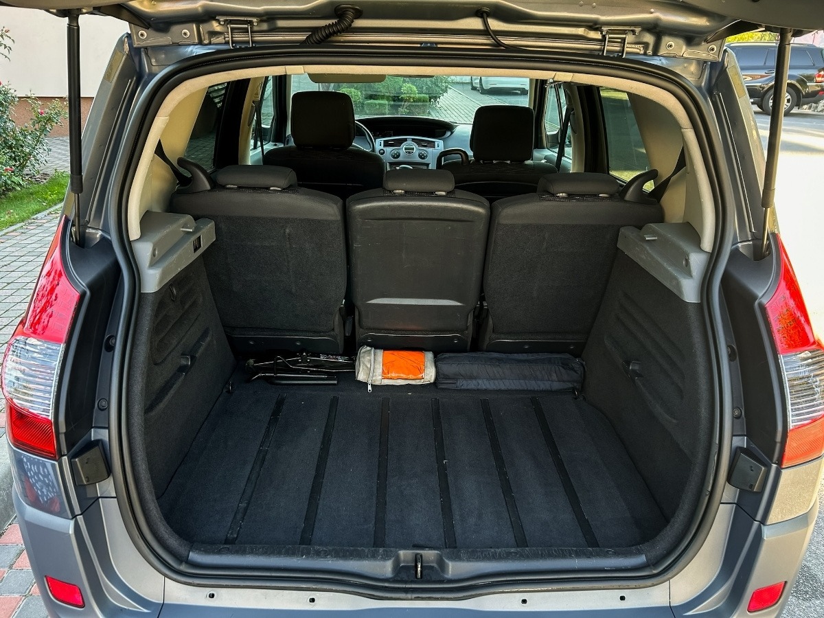 SUV・ステーションワゴンの荷室長を確かめる車中泊