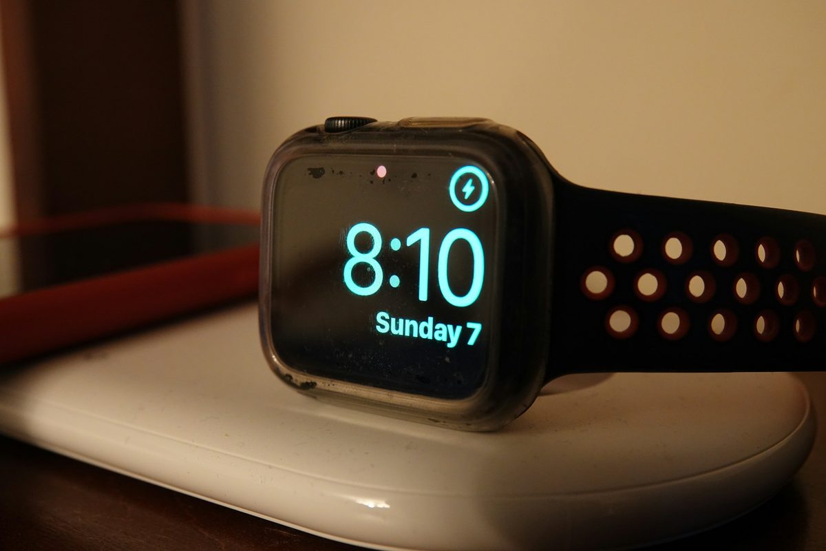 充電台で充電中のApple Watch