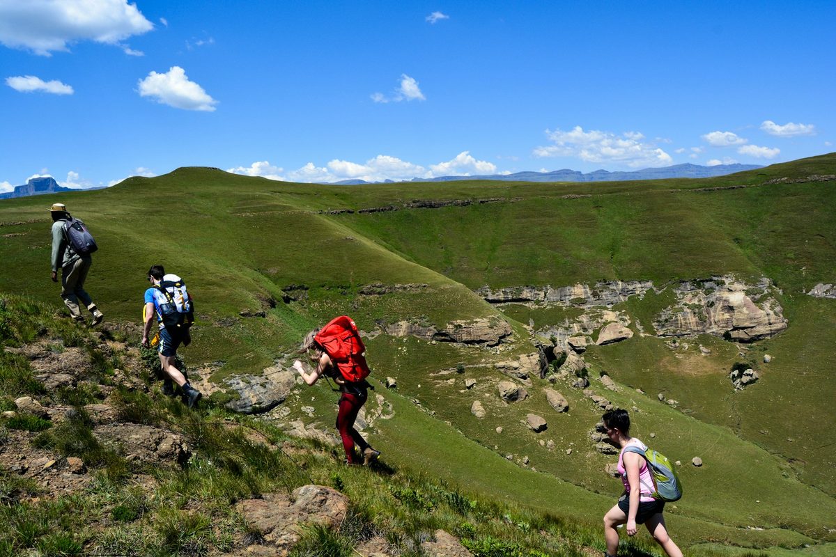 さまざまな登山スタイルで山を歩く登山者たち