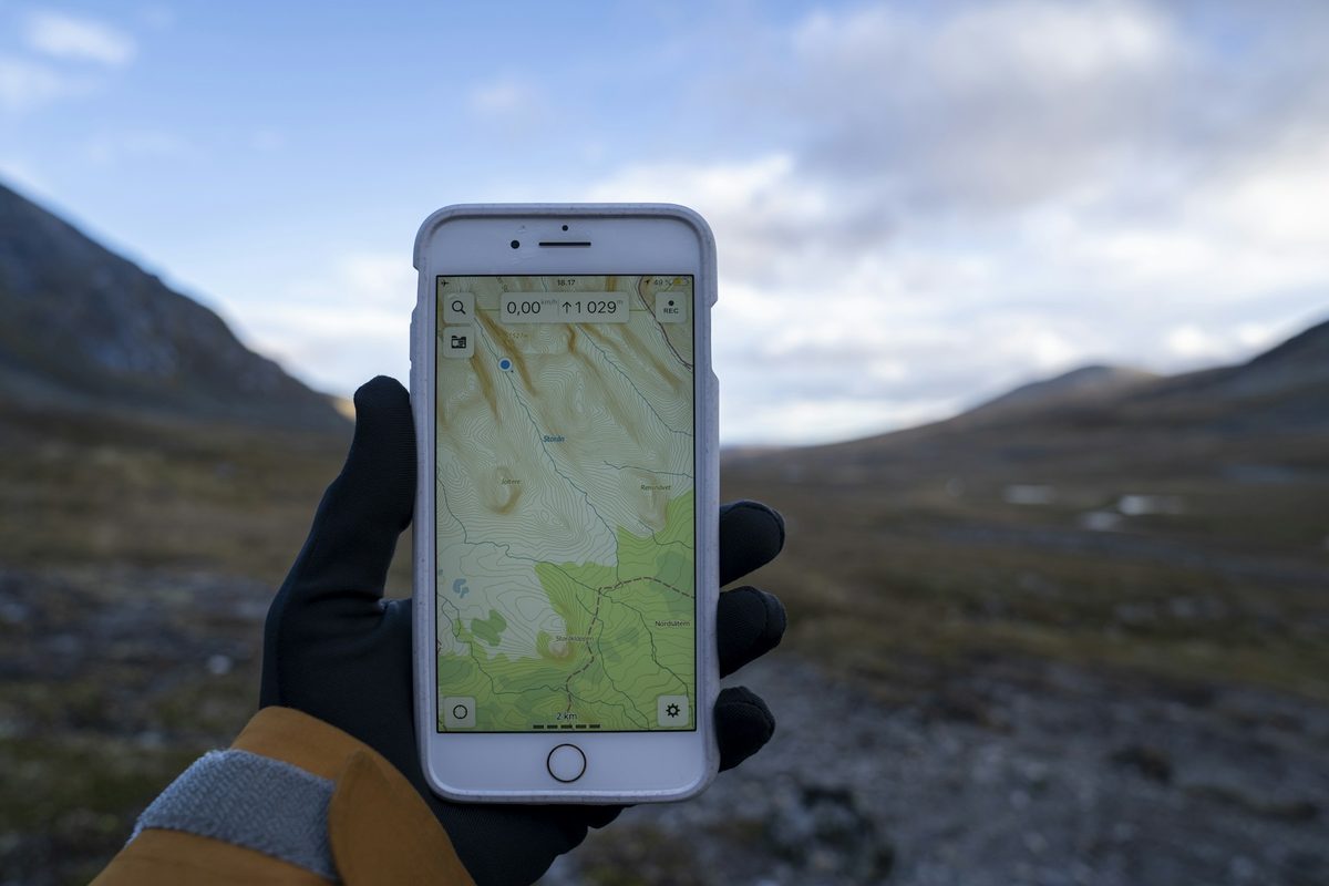 登山地図アプリで現在地を確認するスマホ