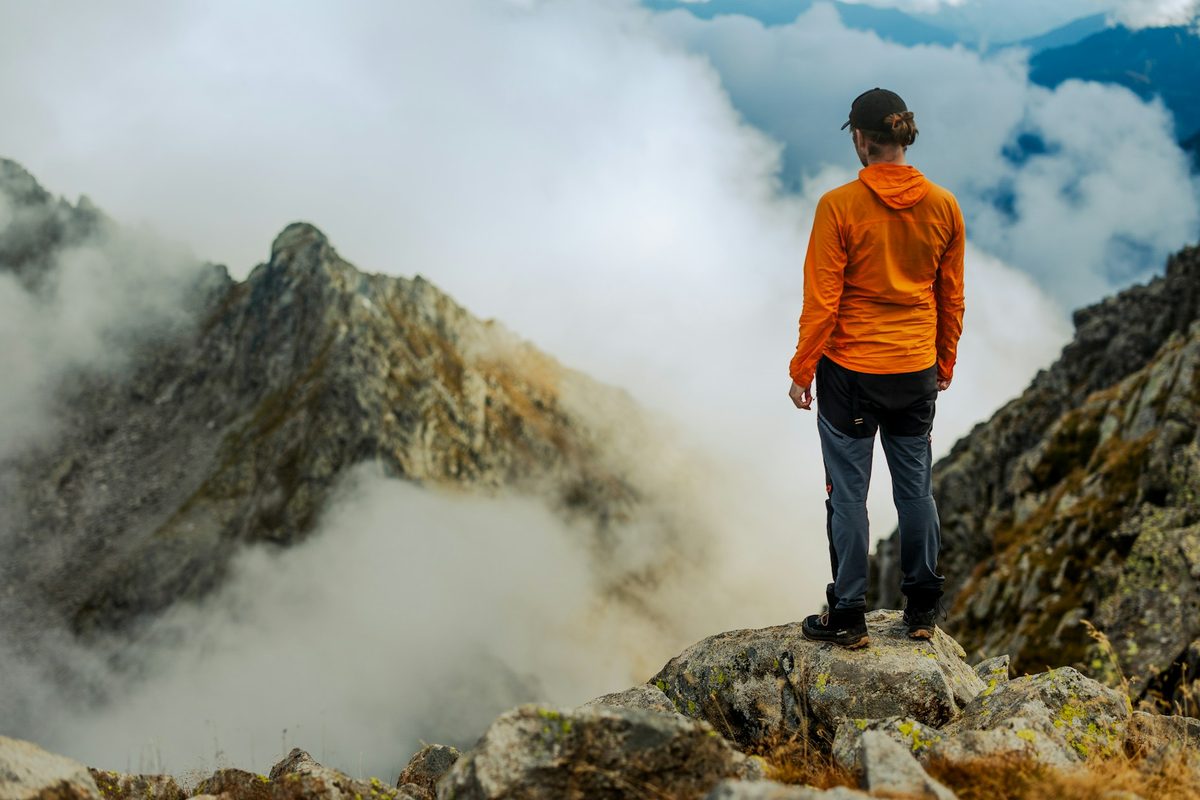 自分に合う時計で山を楽しむ登山者のイメージ