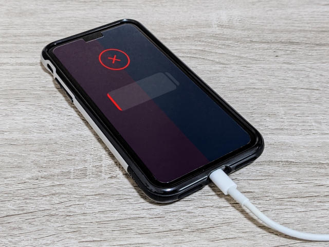 バッテリー残量がゼロになったスマホ