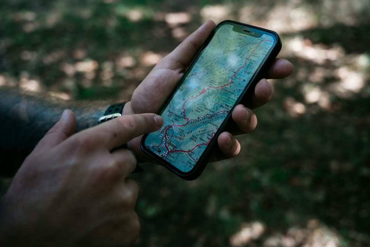 スマホの大きな画面で登山ルートを確認する手元