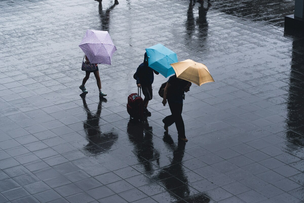 雨の日のライブ遠征に備えるレインコートと防水靴のイメージ