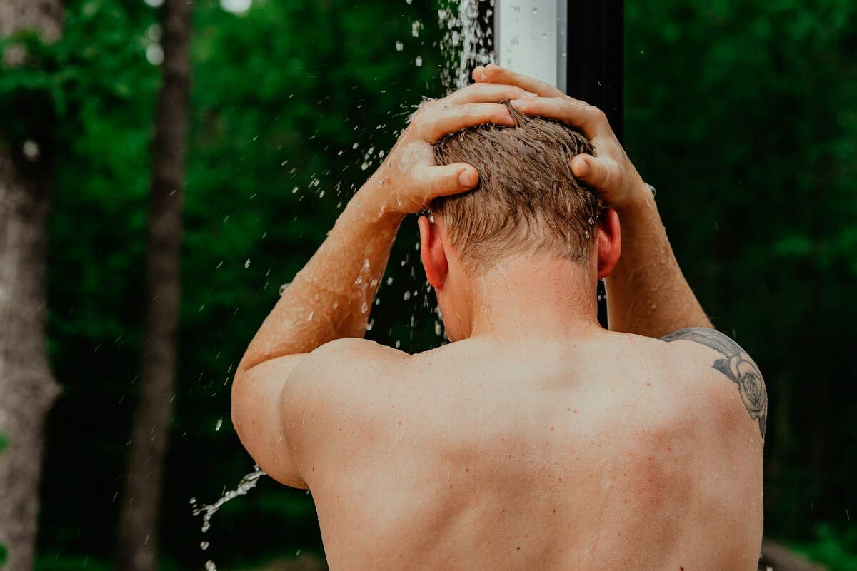 テントサウナの後に体を冷やす水風呂とシャワー