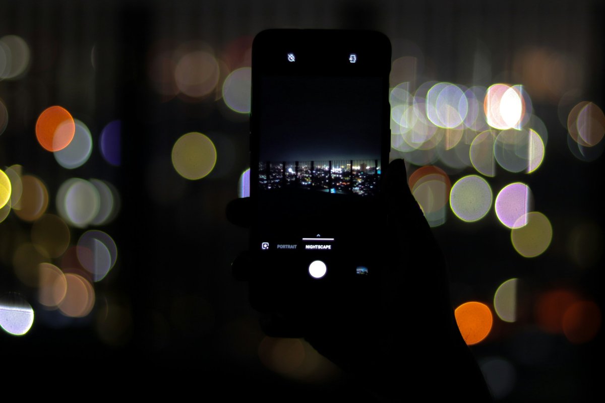 夜間にスマホで動画を撮影するイメージ