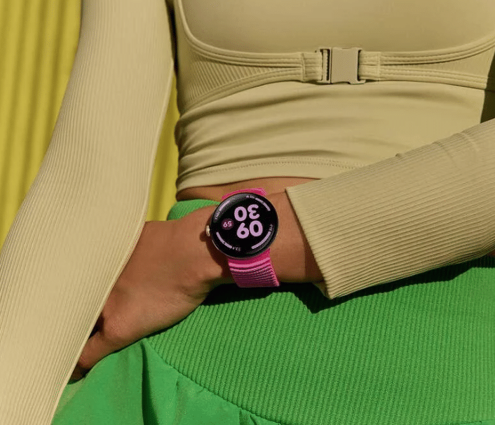 Pixel Watchをつけている女性