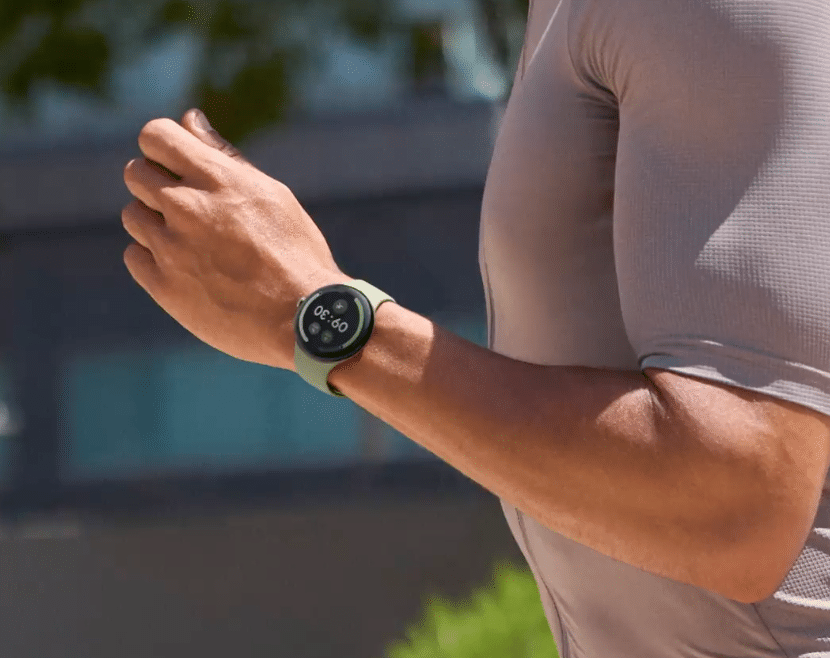Pixel Watchをつけて走っている男性